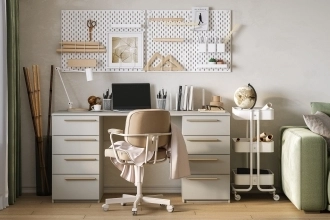 Письменный стол Ада в белом цвете с гладкими фасадами